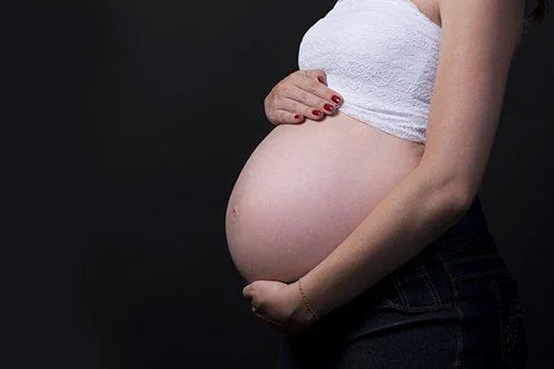 【供卵代怀联系电话】代怀初期肚子凉凉的，原因与应对策略